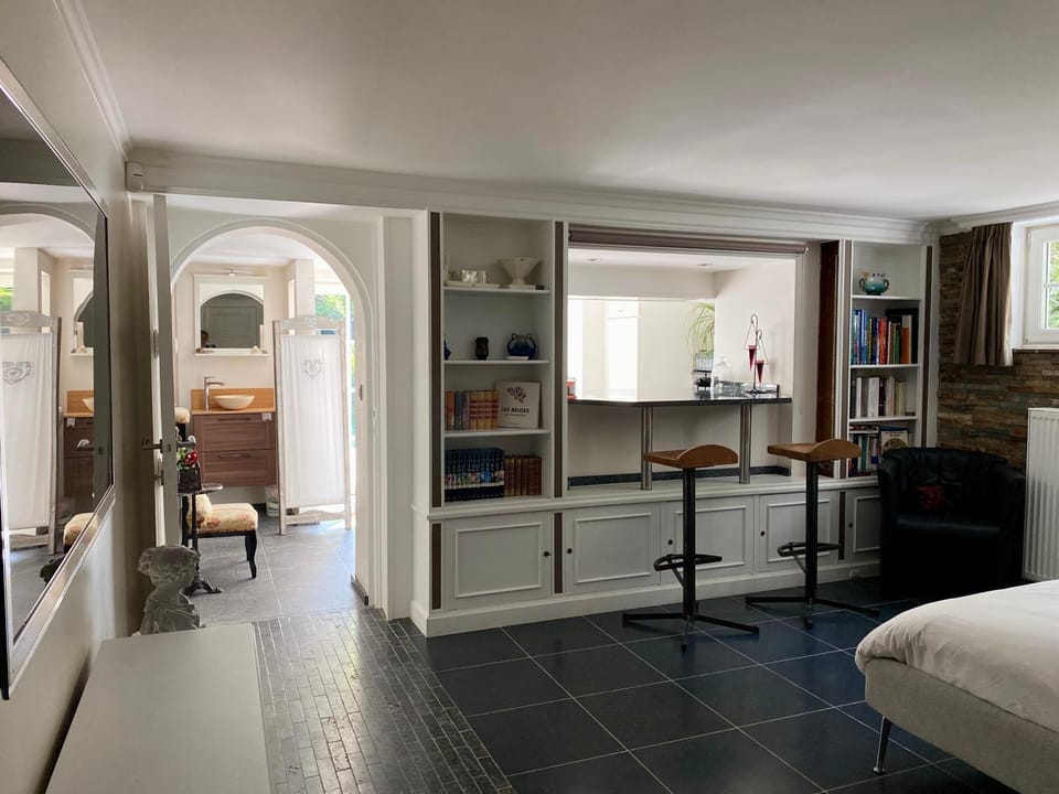 Bed, TV and multimedia, Photo of the whole room, Seating area, Dining area, Bedroom