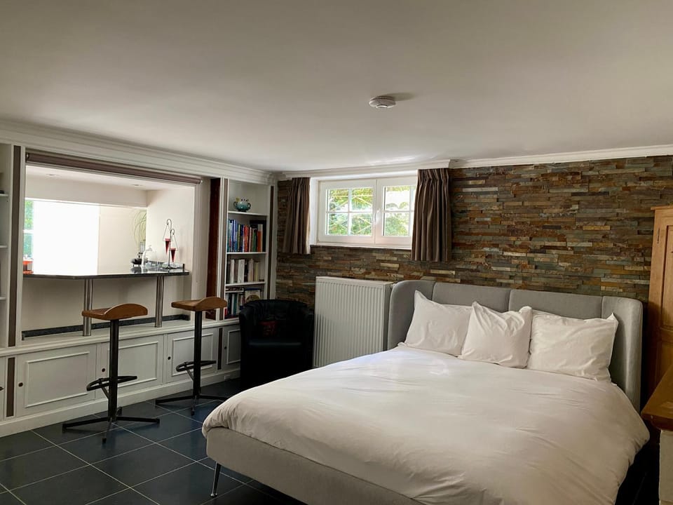 Bed, Library, Photo of the whole room, Seating area, Bedroom