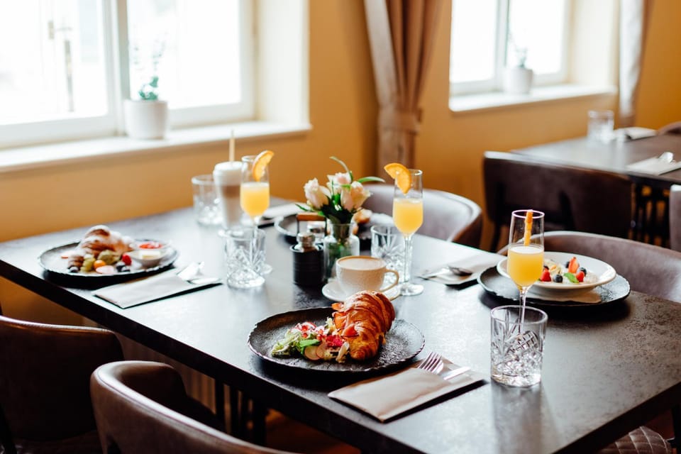 Restaurant/places to eat, Restaurant/places to eat