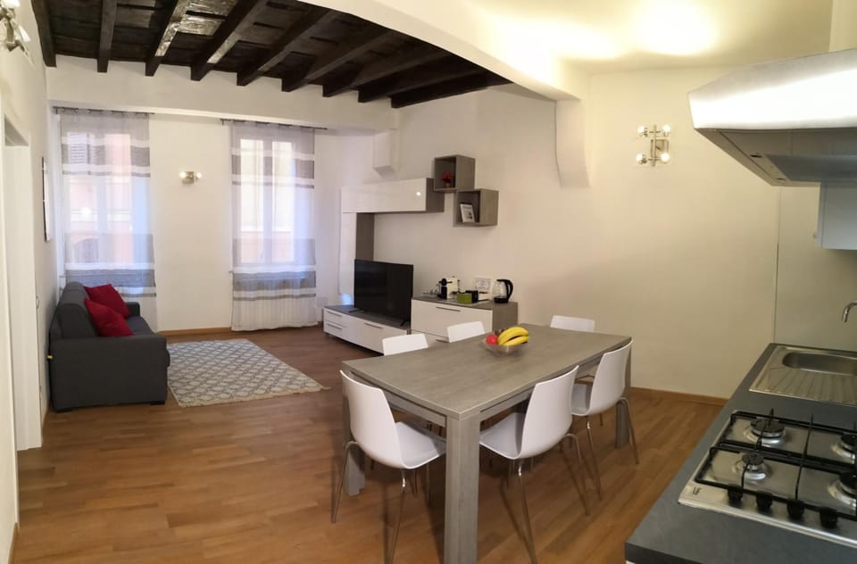 TV and multimedia, Coffee/tea facilities, Kitchen or kitchenette, Living room, Seating area, Dining area
