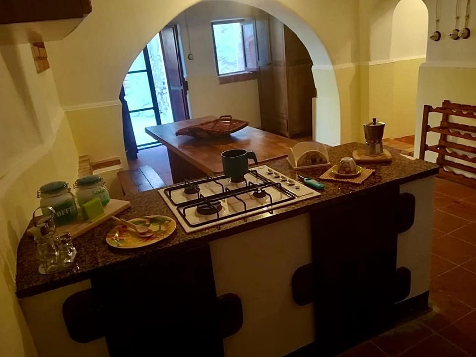 Kitchen or kitchenette, Dining area, stove