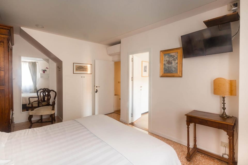 Bed, TV and multimedia, Photo of the whole room, Bedroom