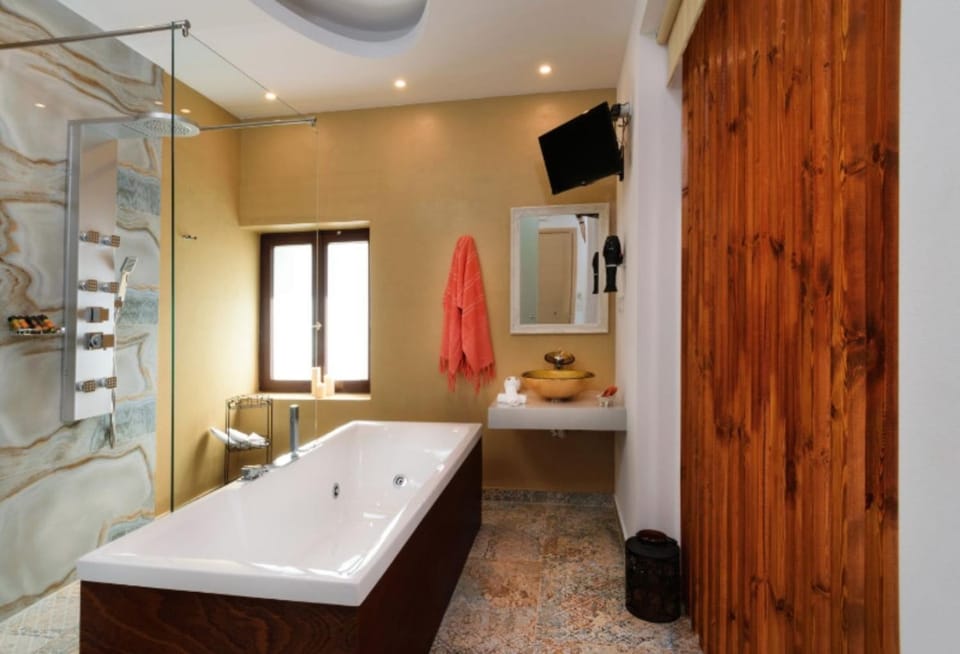 Hot Tub, Bathroom