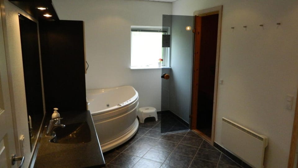 Bathroom, Spa and wellness centre/facilities