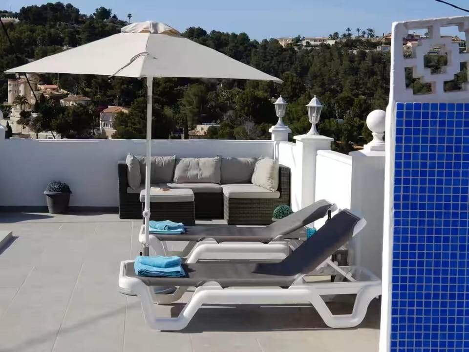 Swimming pool, sunbed