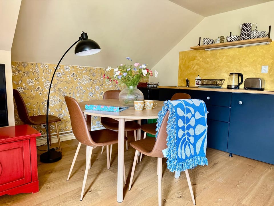 Kitchen or kitchenette, Seating area