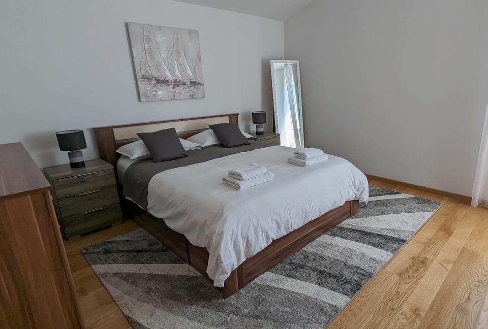 Bed, Photo of the whole room, Bedroom, towels