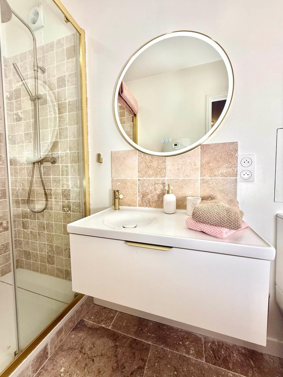Bathroom, towels