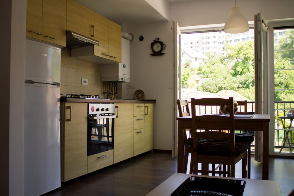 Kitchen or kitchenette, Dining area, pet friendly, stove, toaster