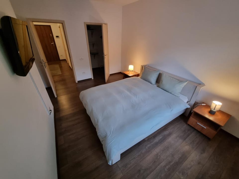 Bed, TV and multimedia, Photo of the whole room, Bedroom, wardrobe