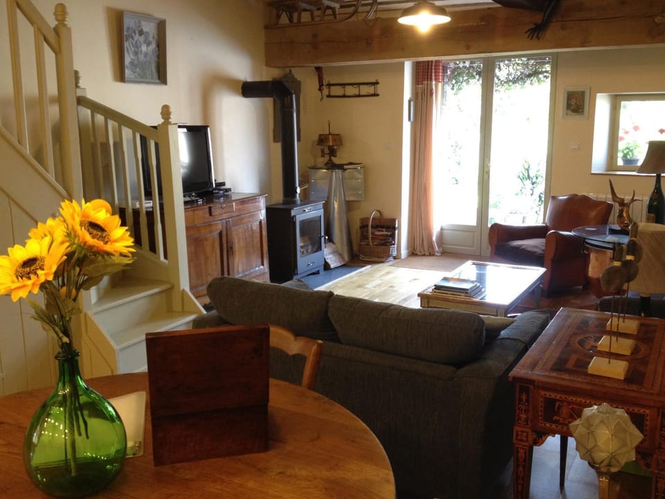 TV and multimedia, Living room, Seating area, Dining area