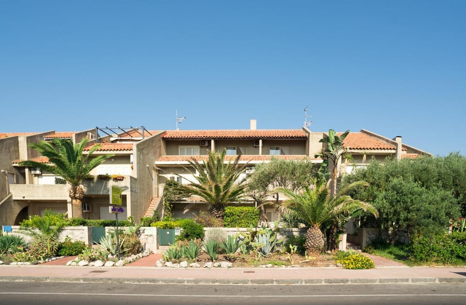 Property building, Facade/entrance, Day, Garden