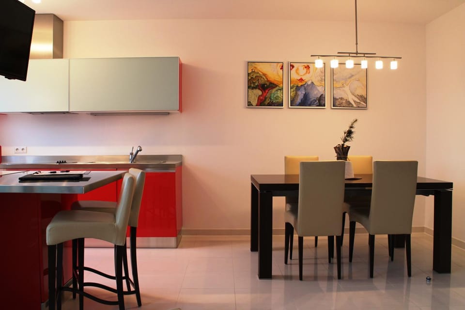 Kitchen or kitchenette, Dining area
