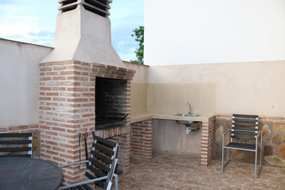 Property building, Day, BBQ facilities, BBQ facilities, Balcony/Terrace