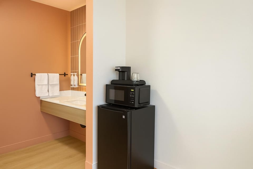 Bedroom, microwave