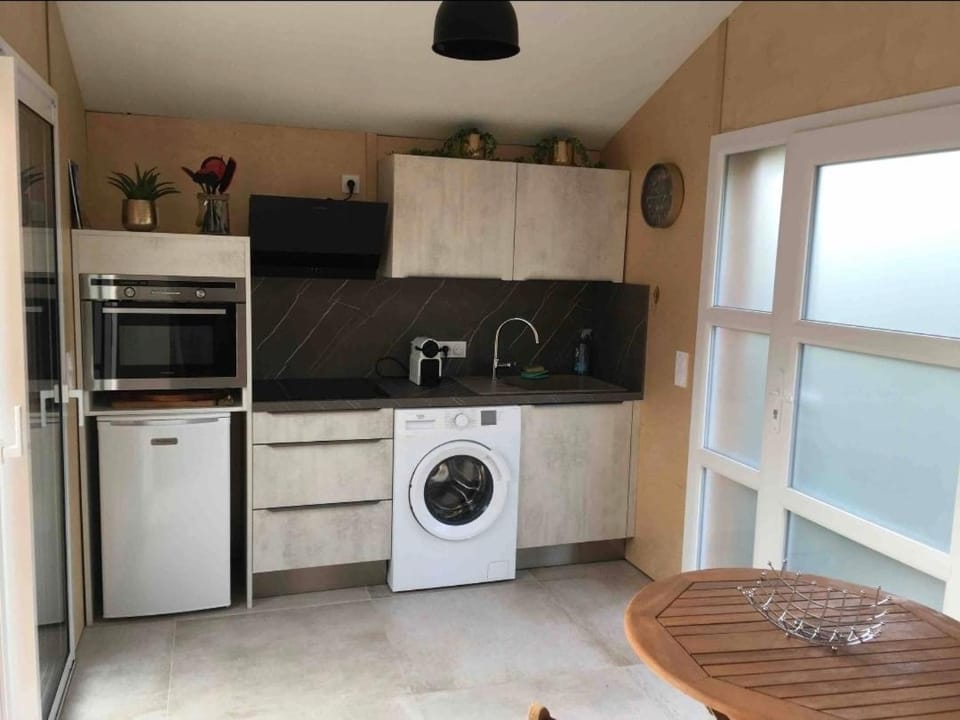 Coffee/tea facilities, Kitchen or kitchenette, Dining area, oven, pet friendly, toaster, washing machine