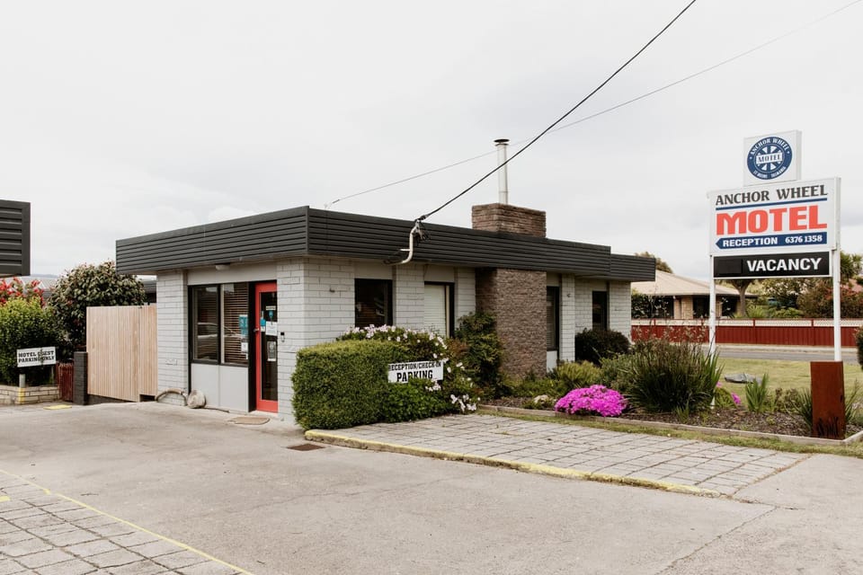 Property building, Facade/entrance, Parking