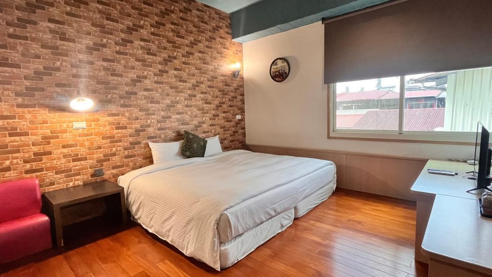 Photo of the whole room, Bedroom