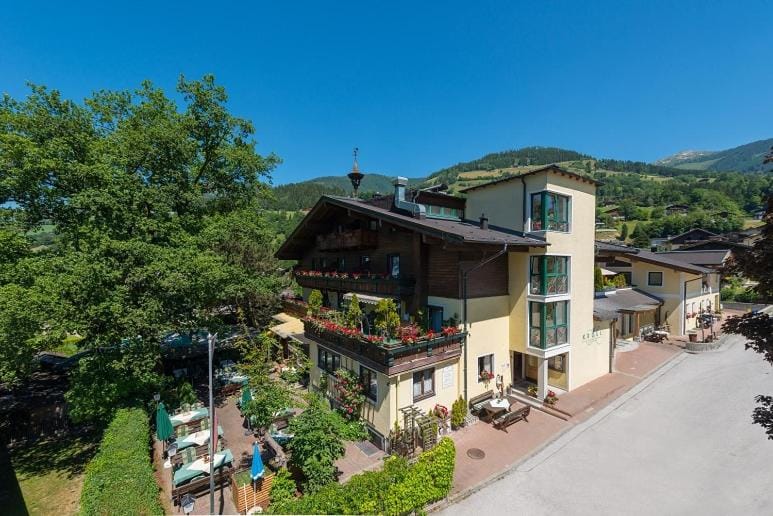 Hotel Gasthof Kröll, 1x Großglockner kostenlos, Kinder bis 12 Jahre frei, Restaurant mit regionaler Küche Hotel in Salzburgerland