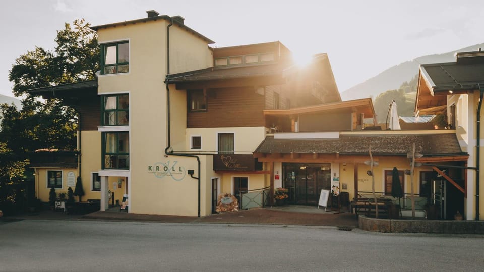 Hotel Gasthof Kröll, 1x Großglockner kostenlos, Kinder bis 12 Jahre frei, Restaurant mit regionaler Küche Hotel in Salzburgerland