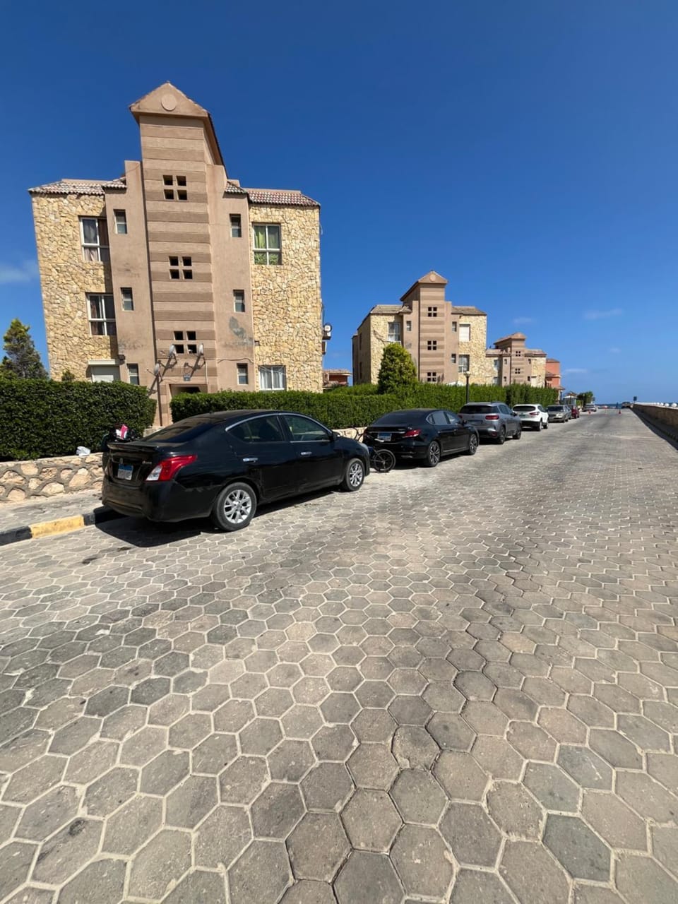 Property building, Day, Neighbourhood, Street view, Parking