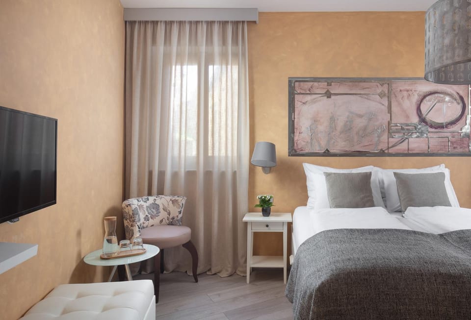 Bed, TV and multimedia, Bedroom
