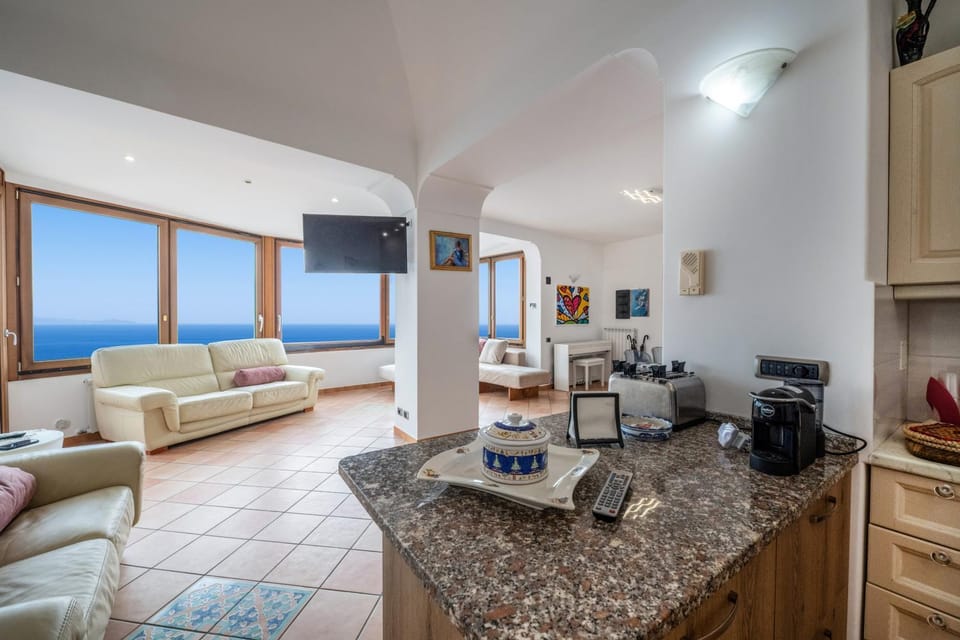 Coffee/tea facilities, Kitchen or kitchenette, Living room, Dining area, toaster