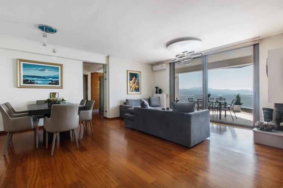TV and multimedia, Living room, Photo of the whole room, Seating area, Dining area