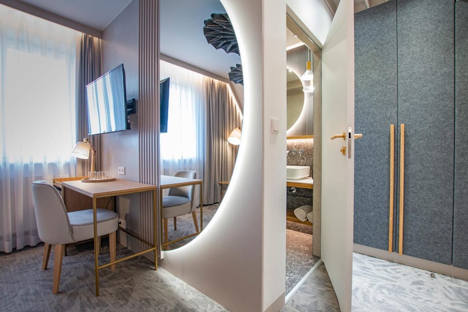 Photo of the whole room, Bedroom, wardrobe