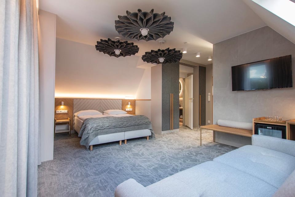 Bed, TV and multimedia, Photo of the whole room, Bedroom