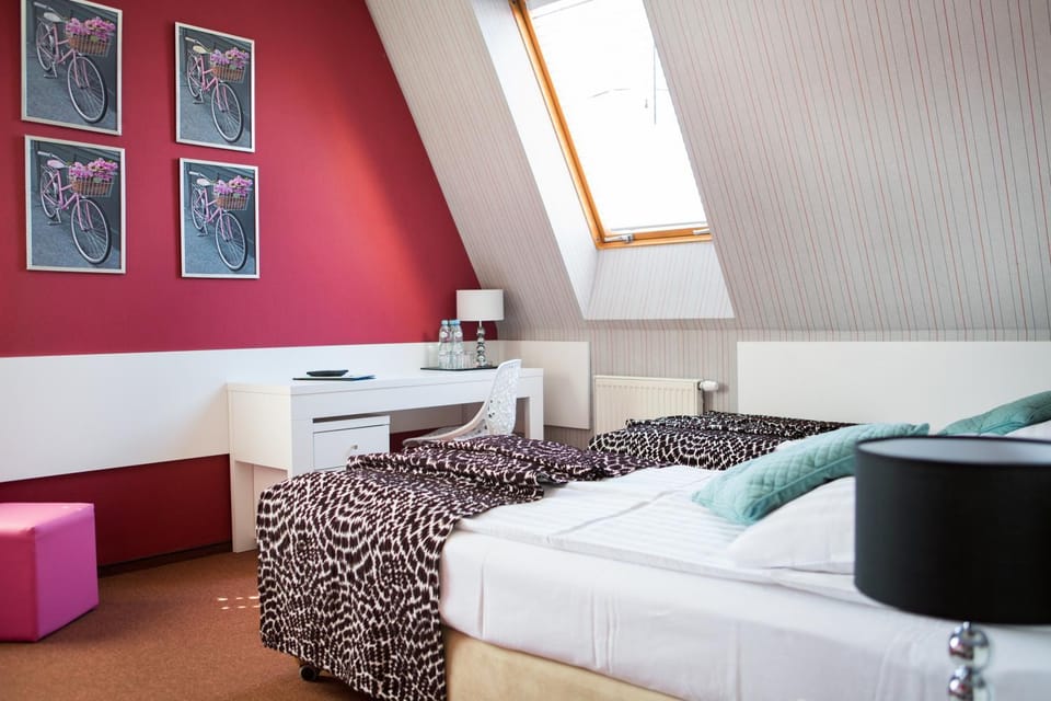 Spring, Day, TV and multimedia, Decorative detail, Bedroom