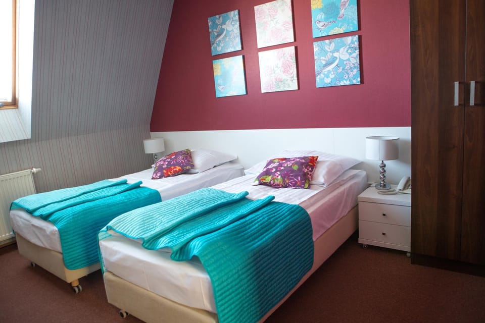 Spring, Bed, Day, TV and multimedia, Decorative detail, Bedroom