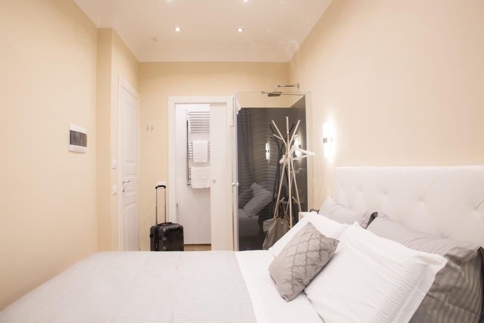 Photo of the whole room, Decorative detail, Bedroom
