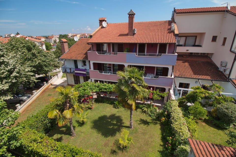 Property building, Nearby landmark, Facade/entrance, Neighbourhood, Bird's eye view, Garden, Garden view