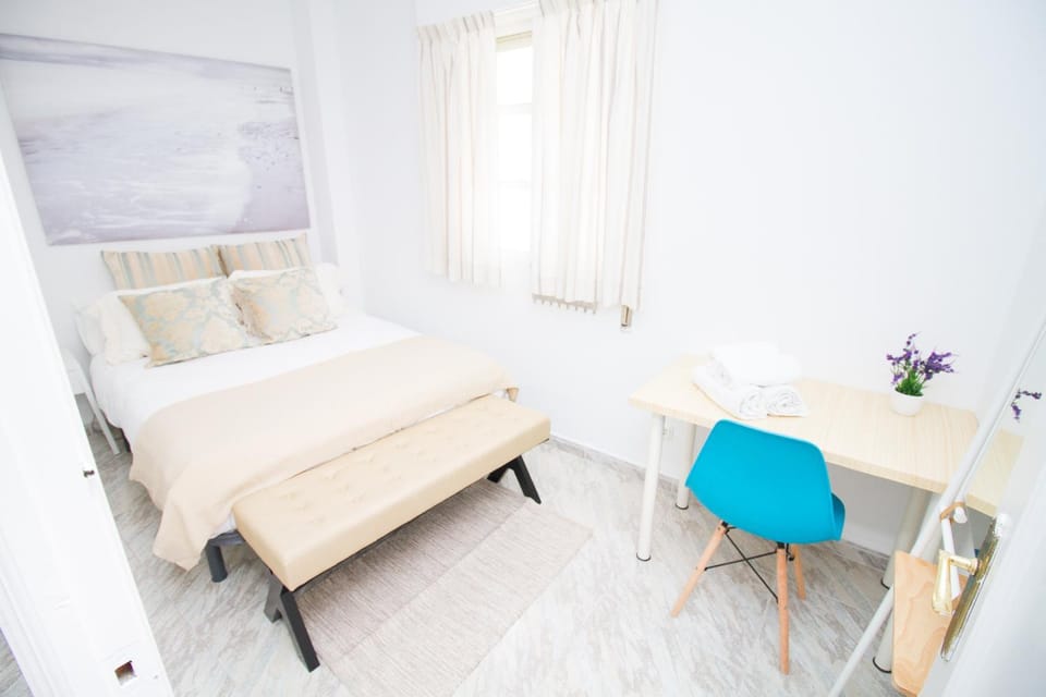 Bed, Photo of the whole room, Seating area, Dining area, Bedroom