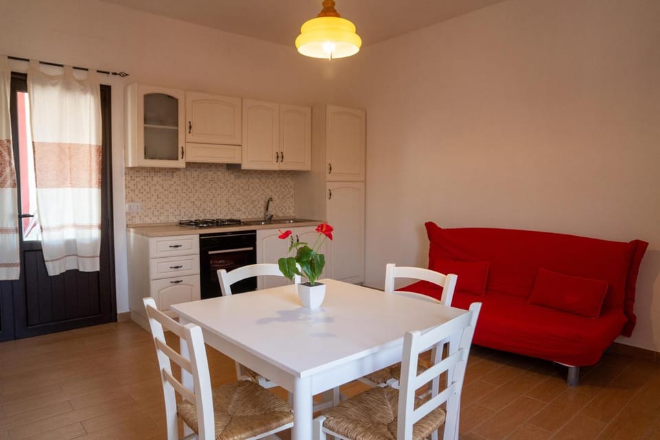 Kitchen or kitchenette, Living room, Seating area, Dining area, stove
