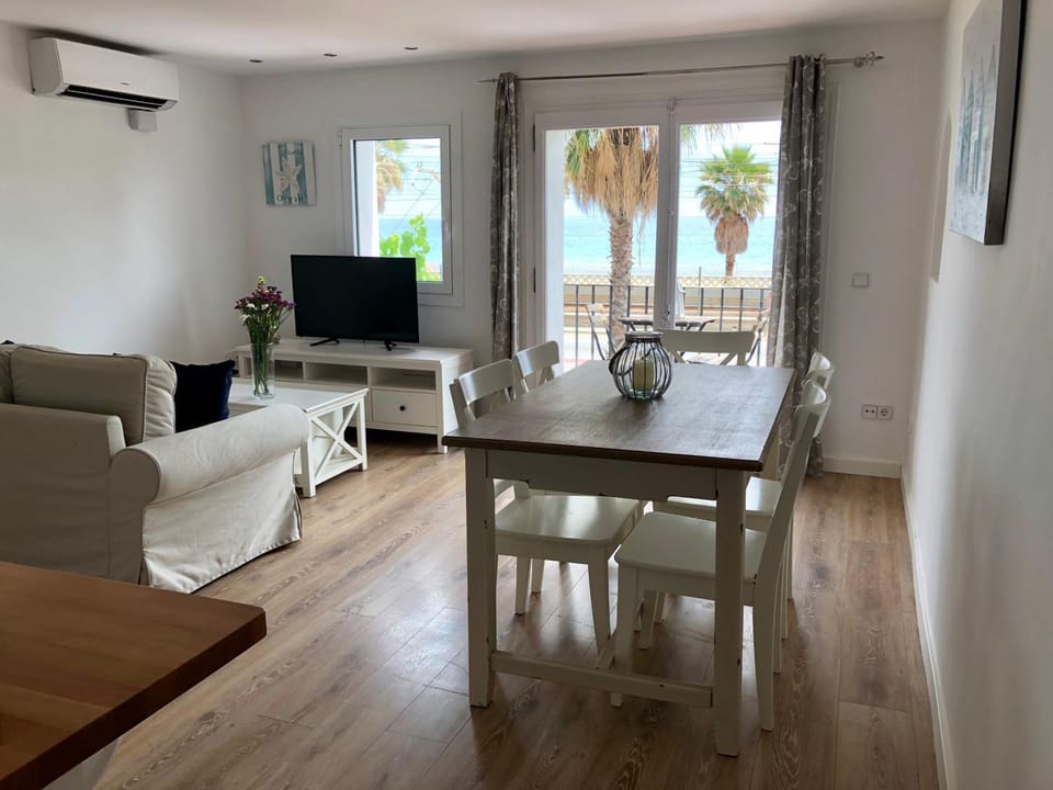 TV and multimedia, Balcony/Terrace, Living room, Dining area, Sea view