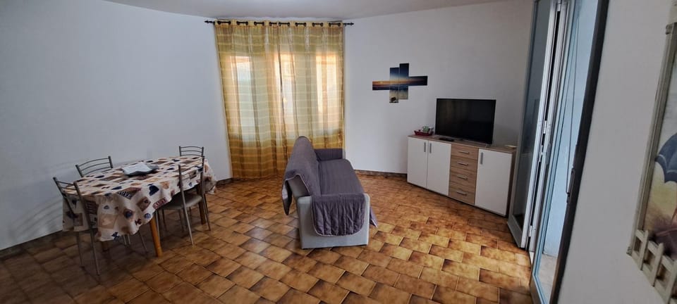 Communal lounge/ TV room, Living room, Seating area, Dining area