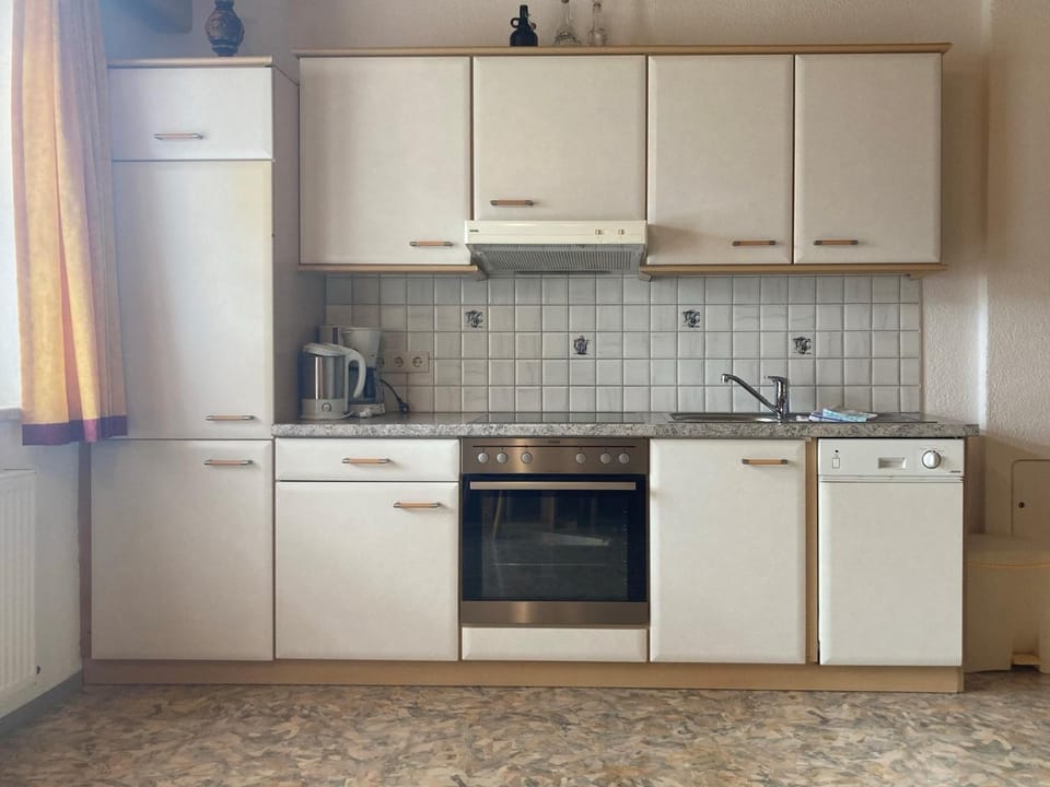 Coffee/tea facilities, Kitchen or kitchenette, dishwasher, oven, stove