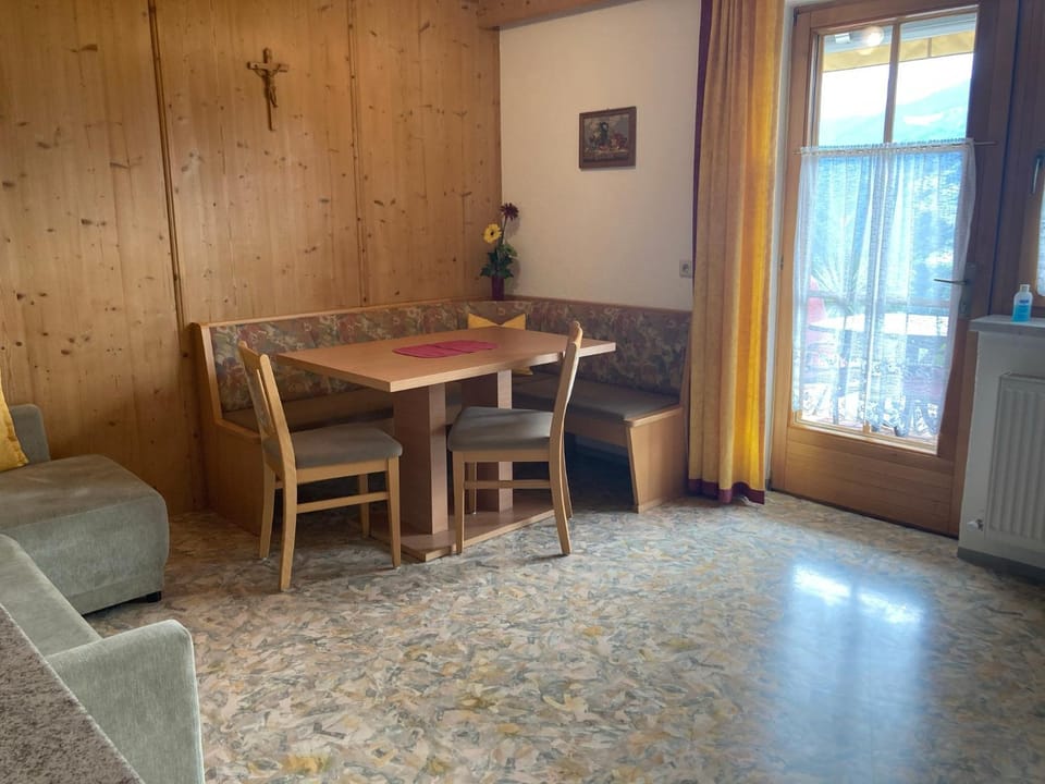 Kitchen or kitchenette, Seating area, Dining area