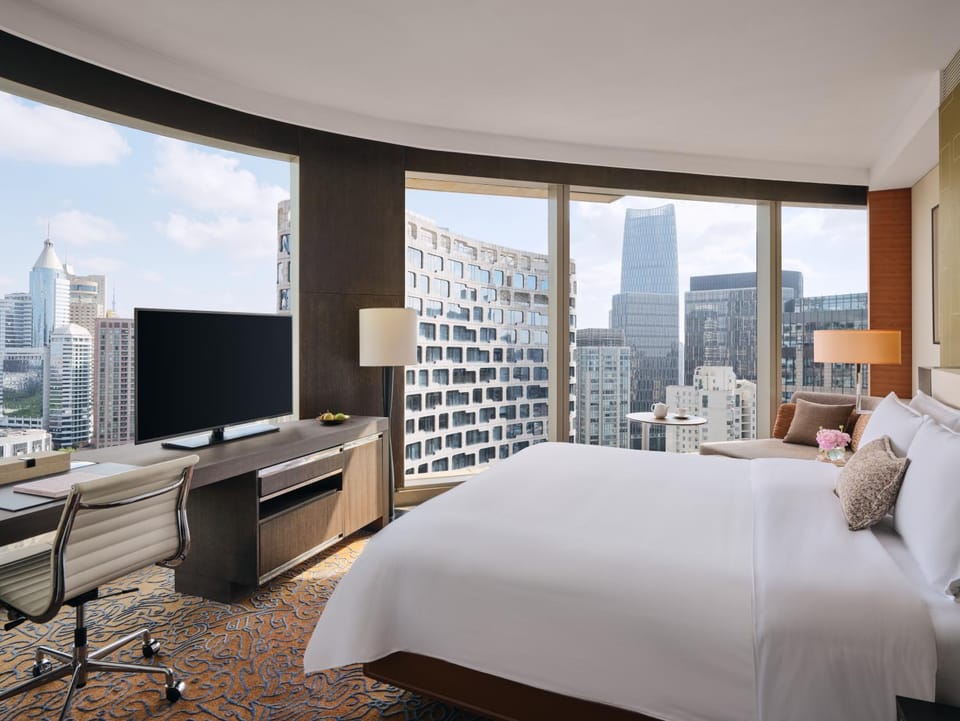 Bed, TV and multimedia, Photo of the whole room, City view