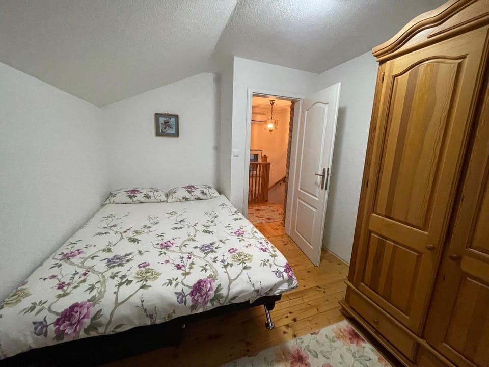 Photo of the whole room, Bedroom, wardrobe