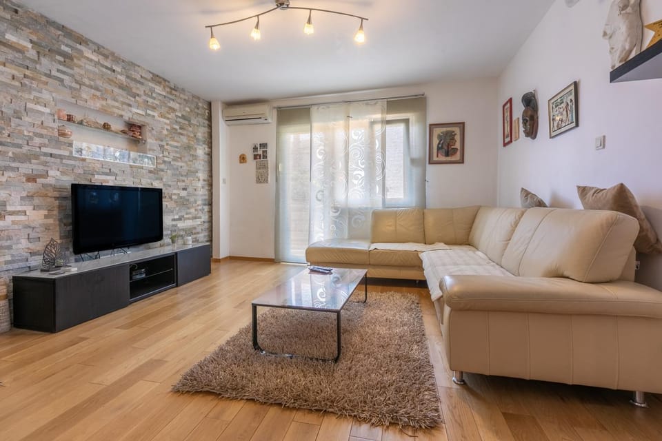 Communal lounge/ TV room, TV and multimedia, Living room, Seating area, Evening entertainment