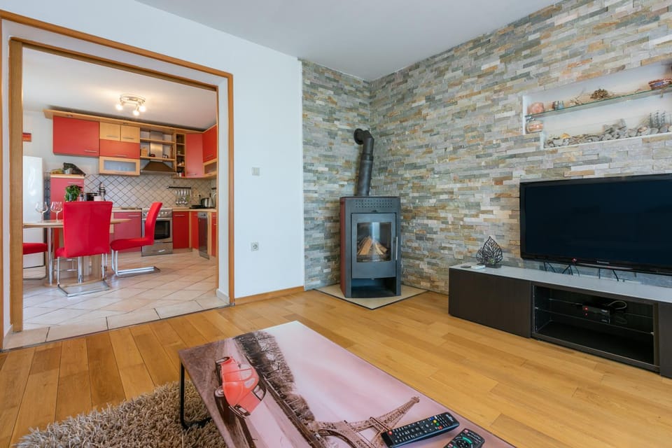Communal lounge/ TV room, TV and multimedia, Living room, Evening entertainment