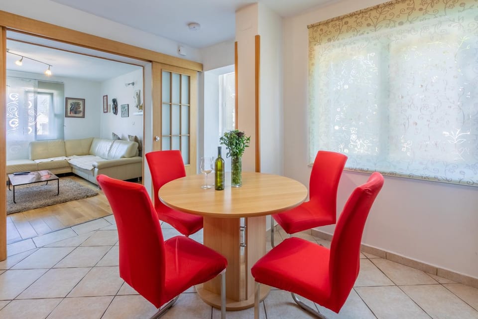 Seating area, Dining area