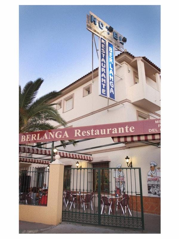 Restaurant/places to eat, Facade/entrance