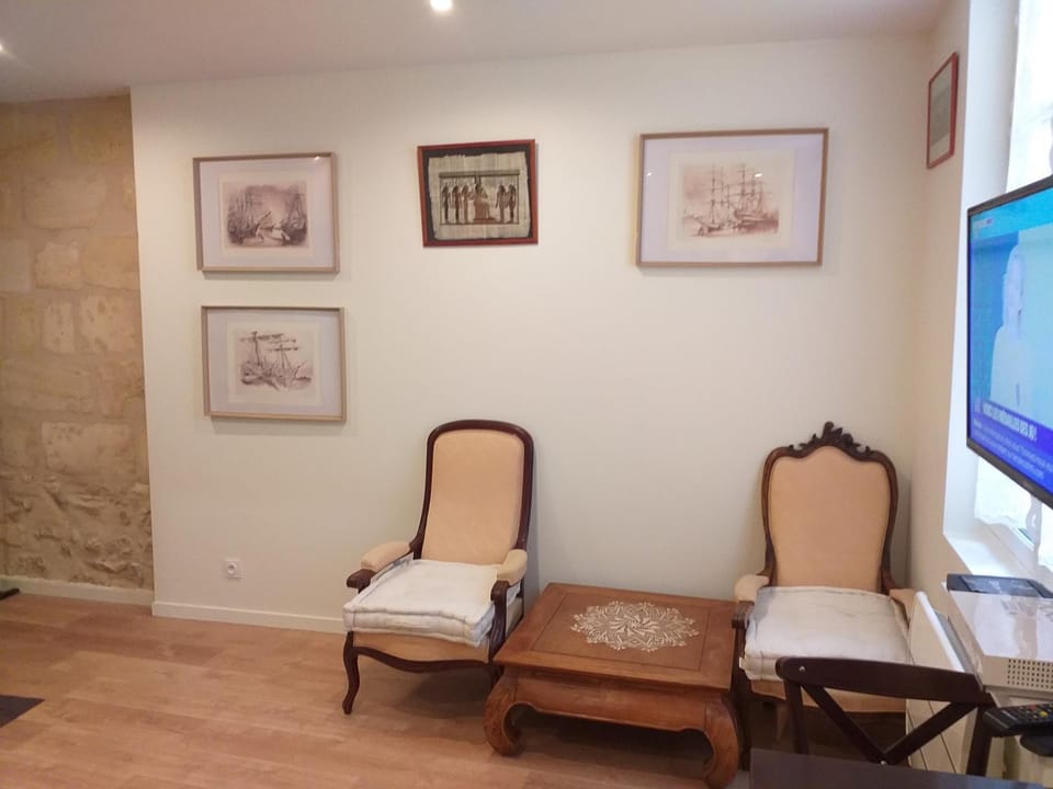 TV and multimedia, Living room, Business facilities, Decorative detail, Seating area, Meals, furniture, furniture, furniture, heating, heating, internet, storage, towels