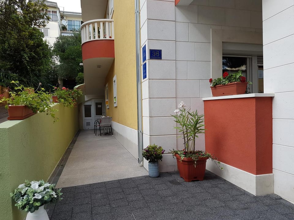 Facade/entrance