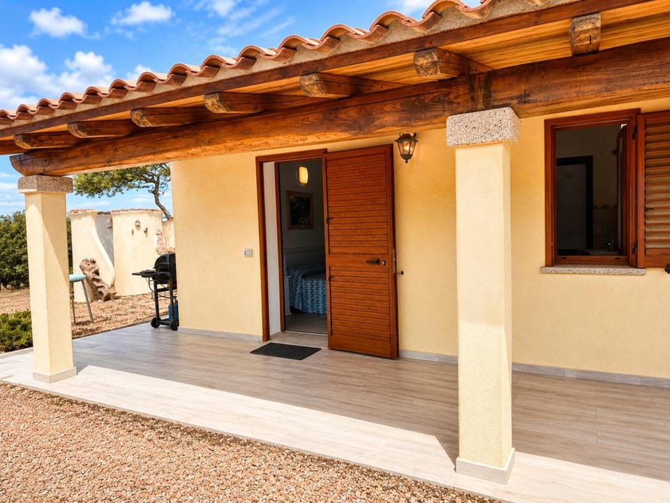 Property building, Patio, Balcony/Terrace