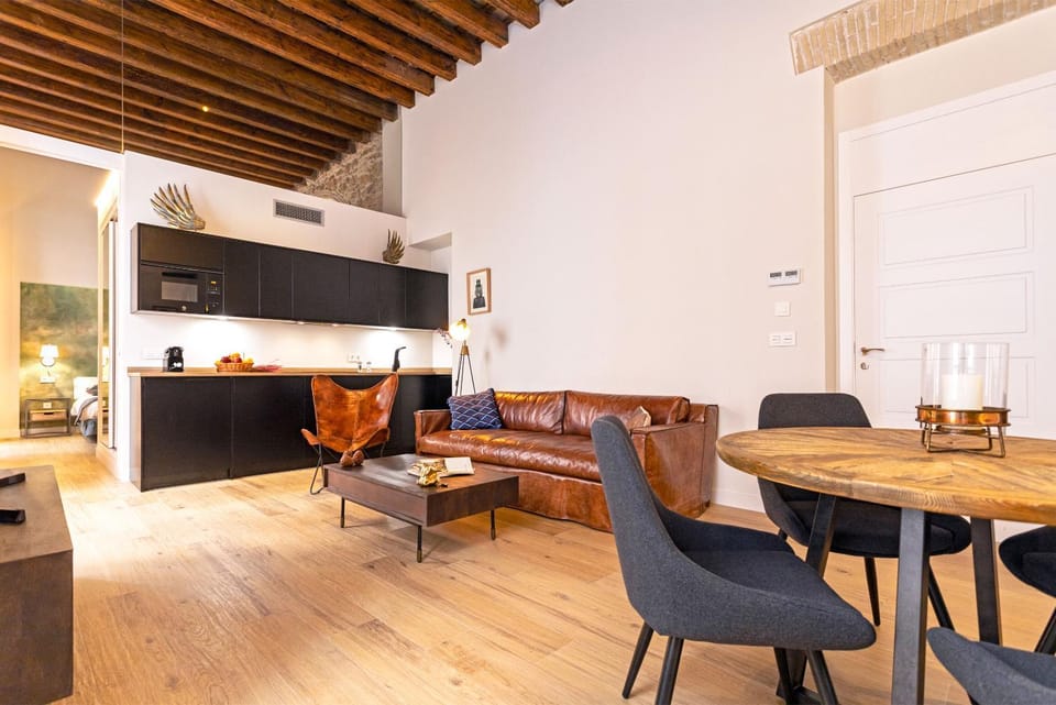 Kitchen or kitchenette, Living room, Dining area, microwave